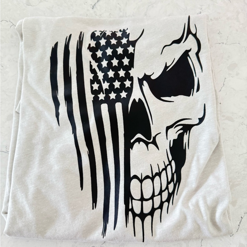 Edgy Gray T-Shirt with Skull and Flag Design